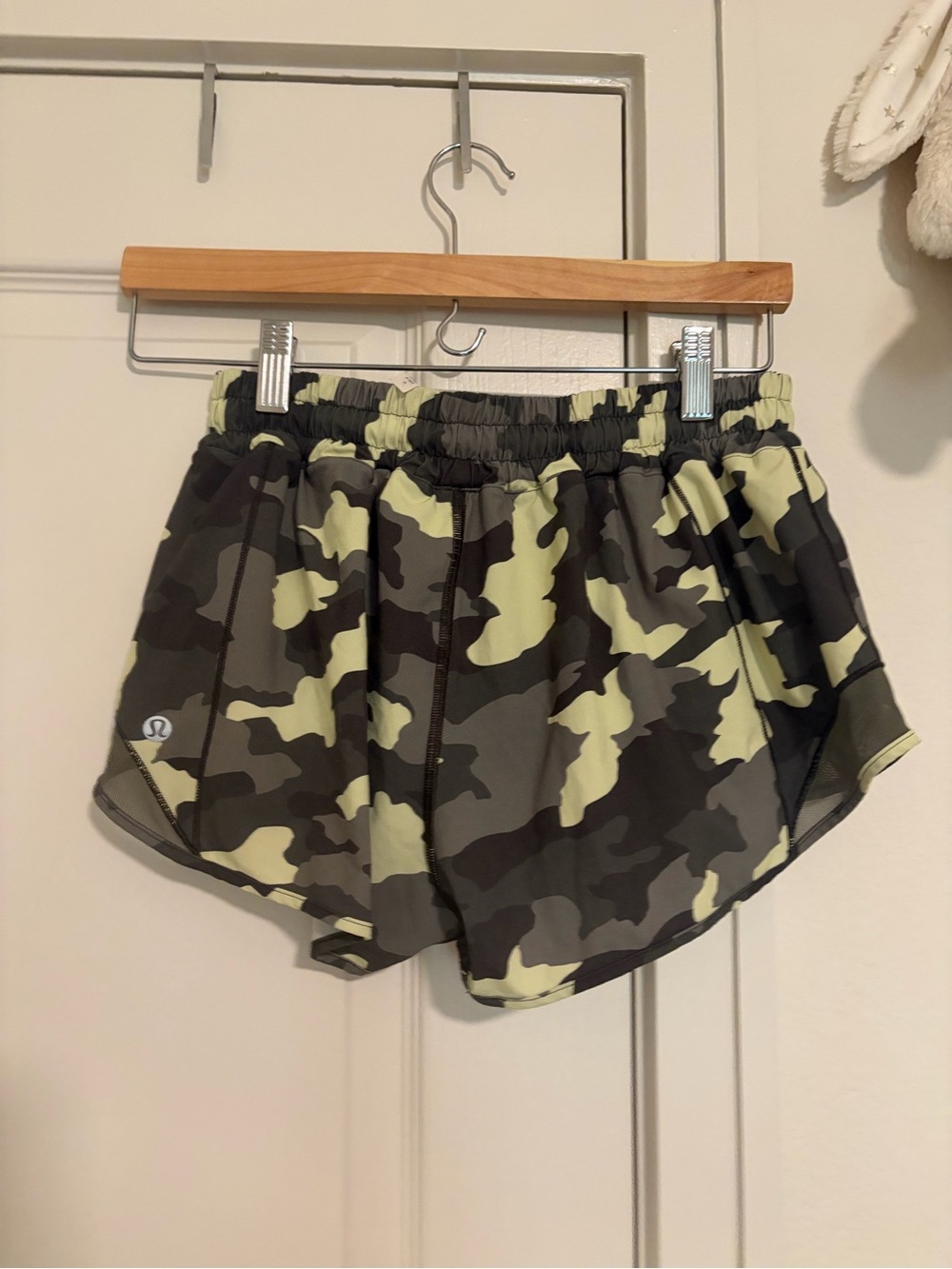lululemon athletica Women's Camo Athletic Shorts - Olive/Black
